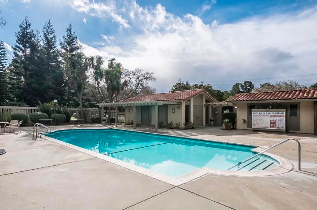 4 bed, 2.5 bath, 1300 sqft, $6,500 — Photo 3