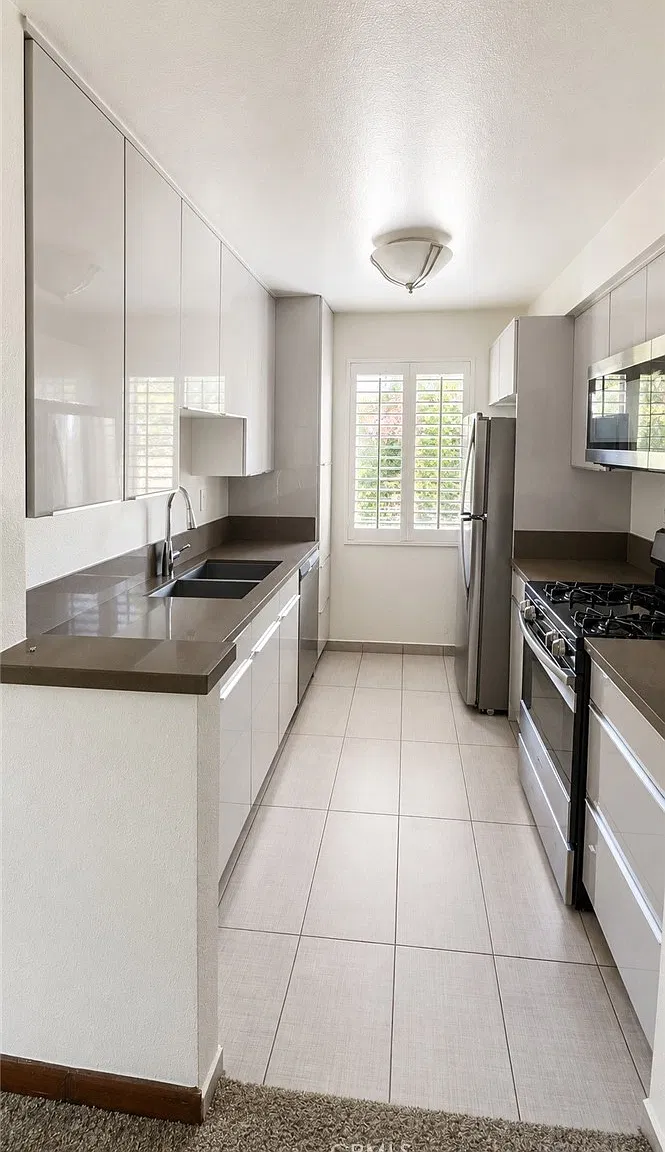 3 bed, 1349 sqft, $3,550 — Photo 4