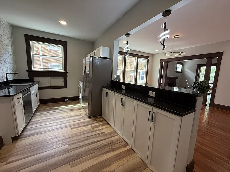 2035 Weyer Ave #5 — Photo 6