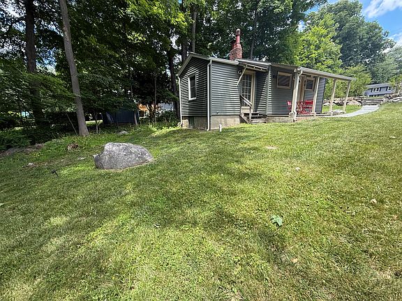 3rd image of 18 Lakeview Rd #B