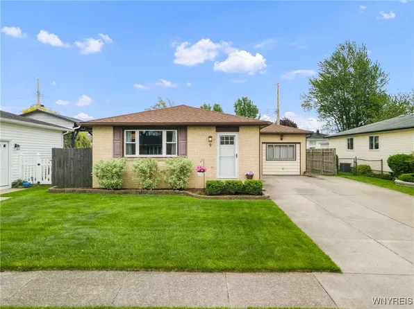 9 Oakwood Dr, Cheektowaga, NY 14227