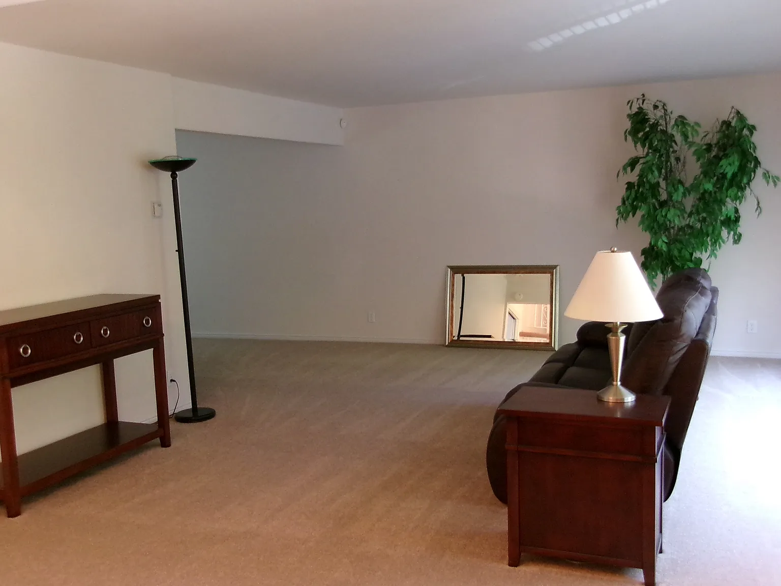 3 bed, 2.5 bath, 1952 sqft, $1,800 — Photo 2