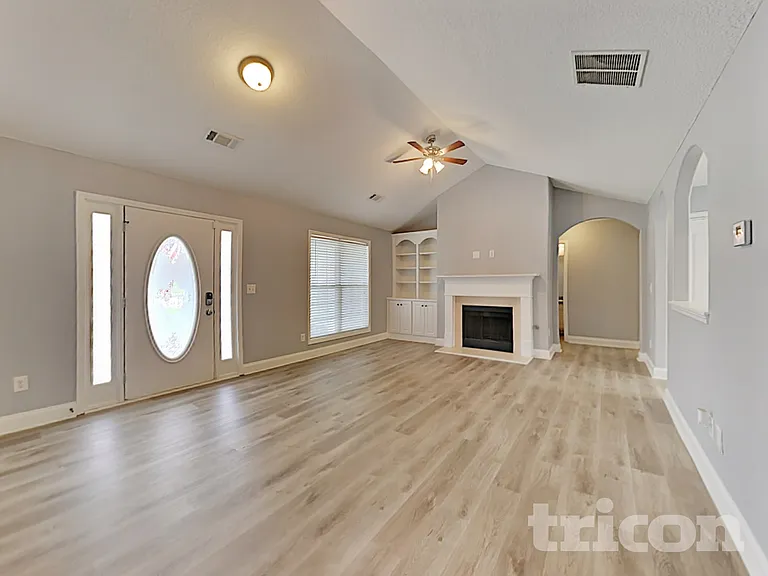 527 Embassy Walk — Photo 6