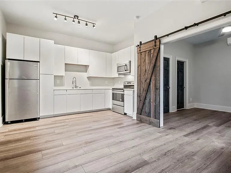 940 Saint Charles Ave NE #C — Photo 4