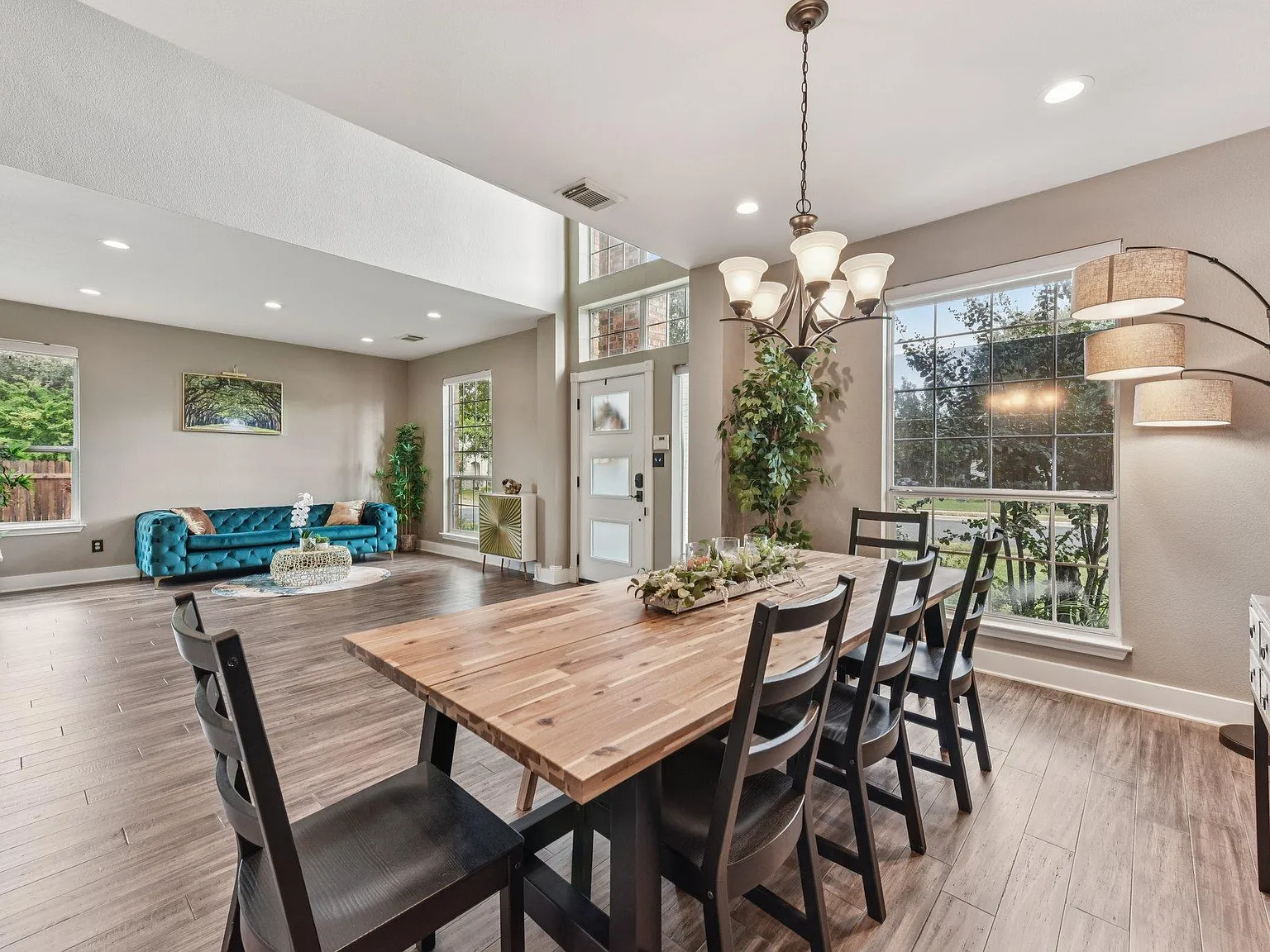 5 bed, 2.5 bath, 3060 sqft, $4,500 — Photo 4
