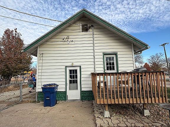 Back of house, showing deck