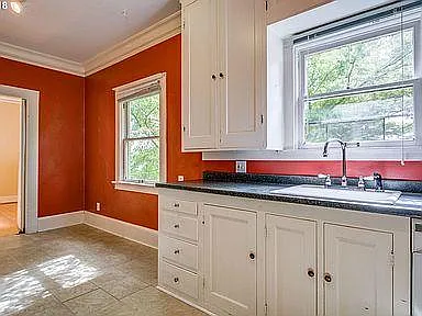Kitchen was redone with new flooring and paint. New pictures to be added soon.