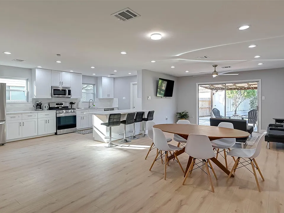 5522 Caversham Dr