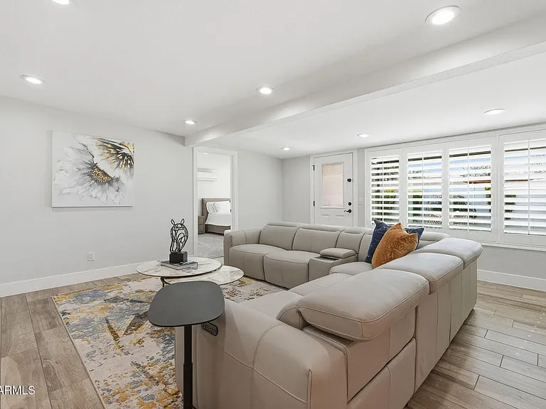 3041 E Elm St — Photo 38