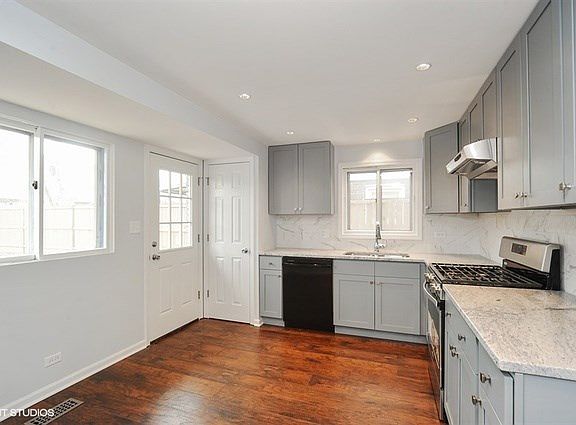 3rd image of 1709 N Windsor Dr