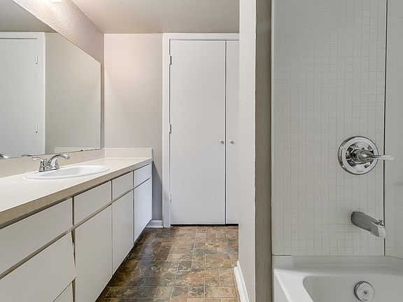 5th image of 208 N Tarrant St