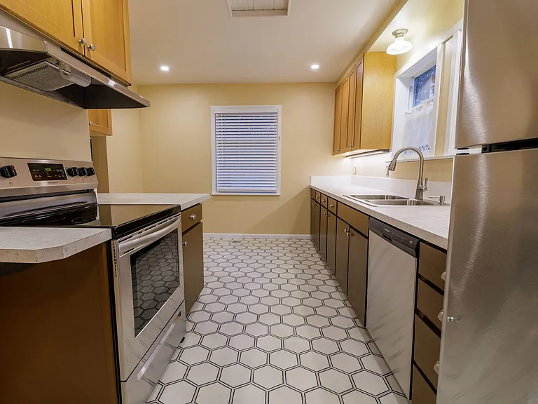 1420 E Victor St — Photo 3