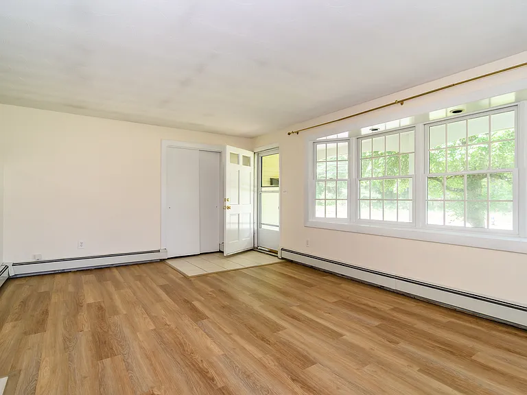 33 Eisenhower Rd — Photo 6