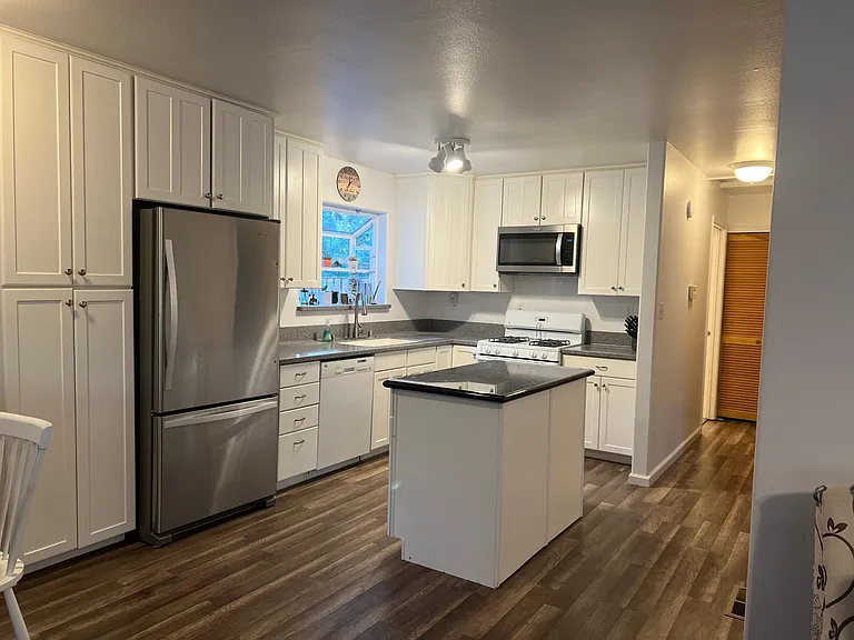 2576 Elwood Ave — Photo 3