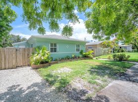 261 SW 15th St
