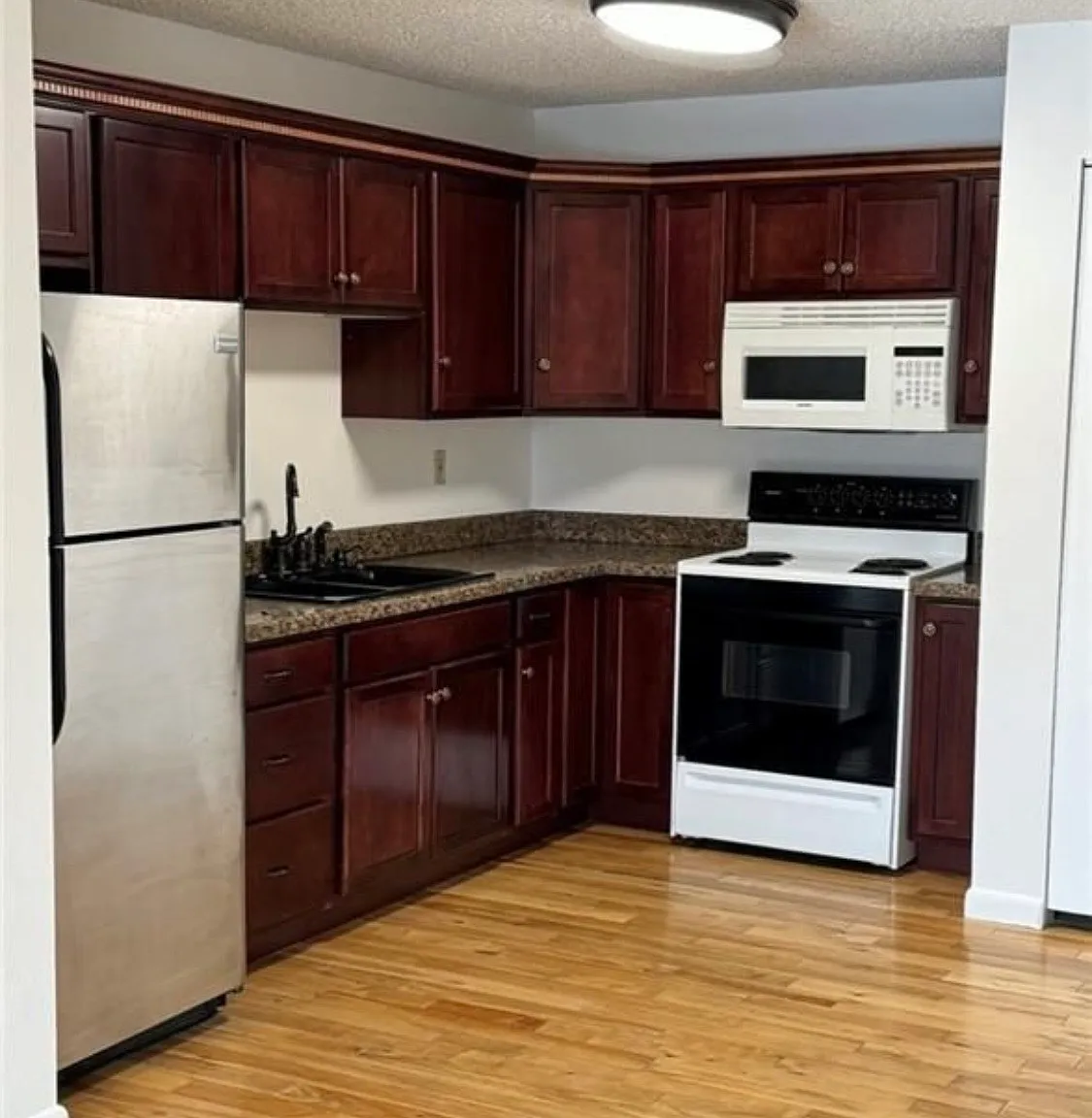 2 bed, 704 sqft, $1,100 — Photo 3