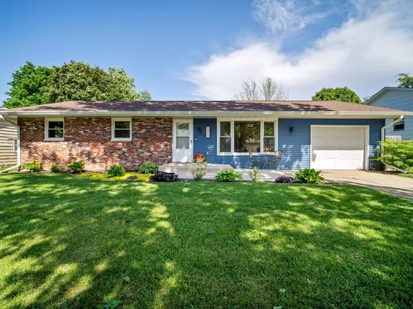 1211 Gettysburg Dr, Bloomington, IL 61704