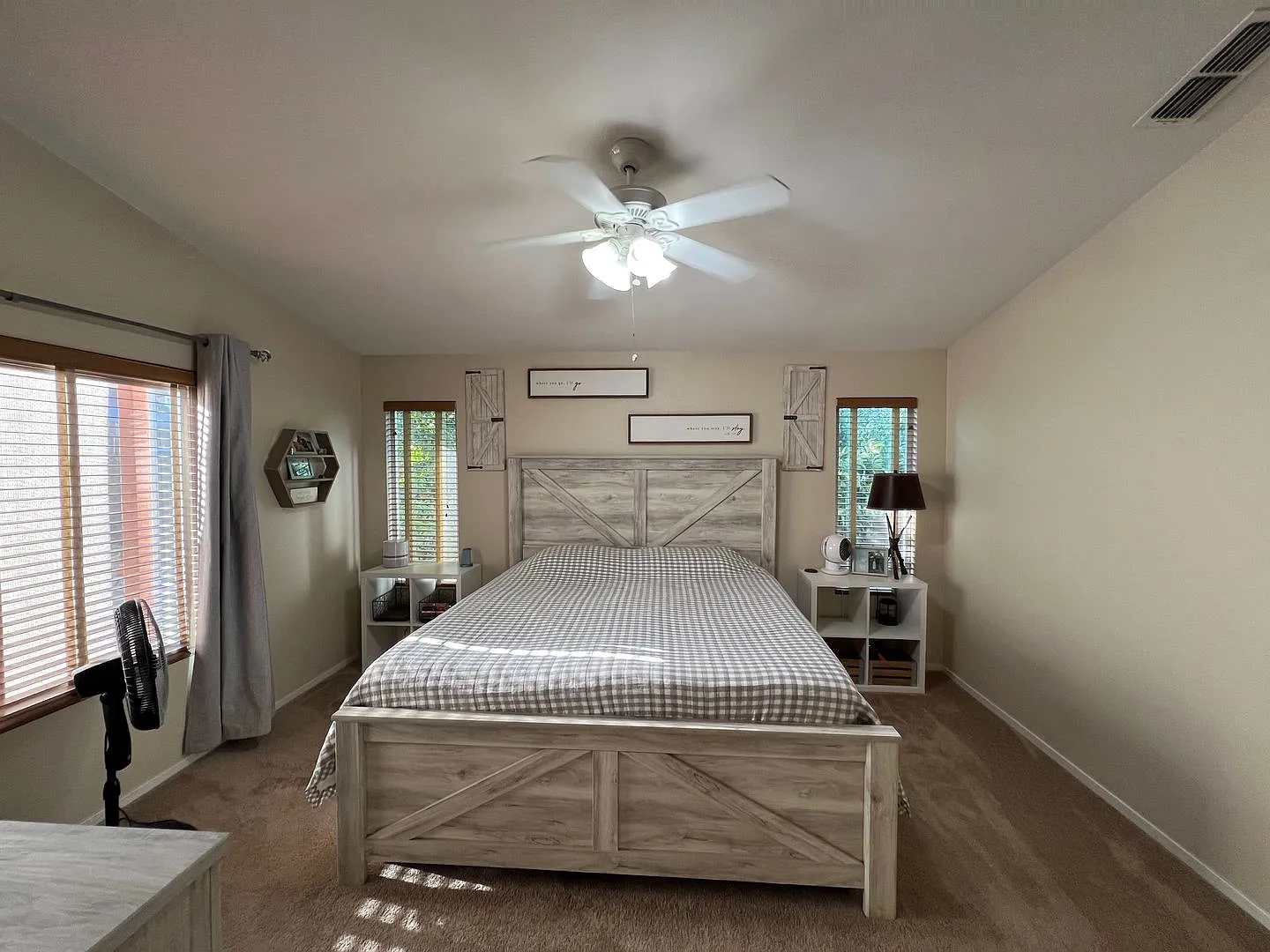 Lovely 3 Bedroom - Heart of Roseville — Photo 3