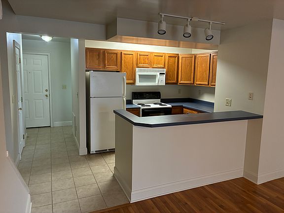 5th image of 61 N Clinton St #B