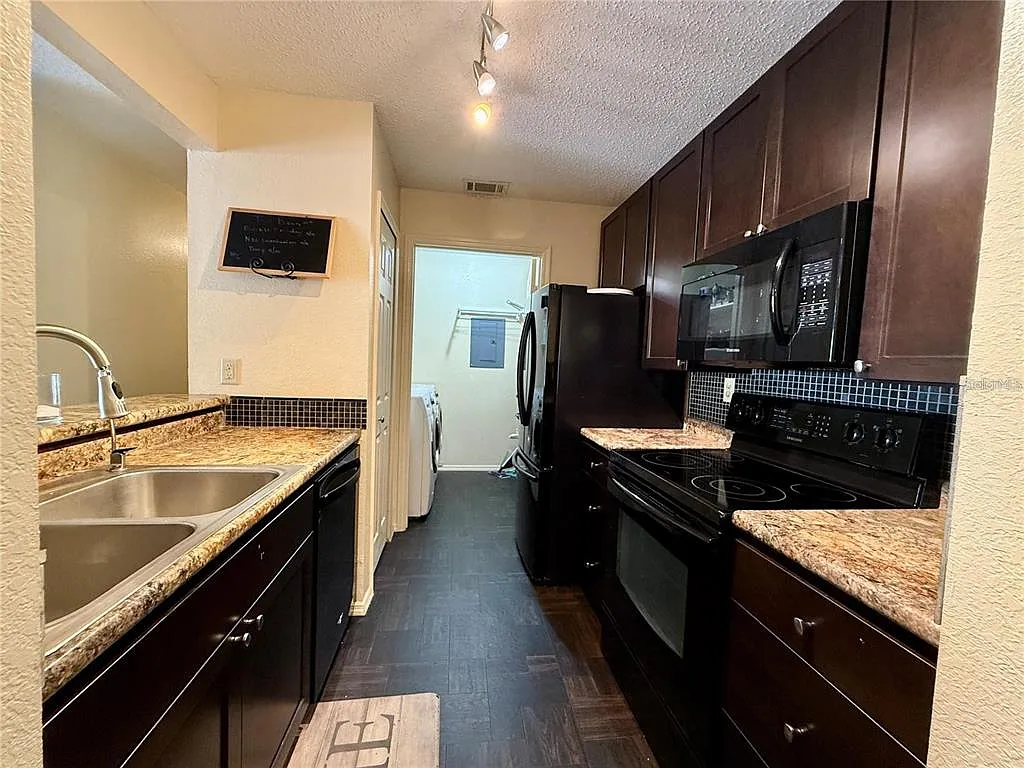 2 bed, 2.0 bath, 950 sqft, $1,450 — Photo 3