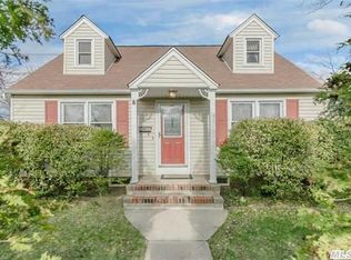 11 Perry Pl, Patchogue, NY 11772