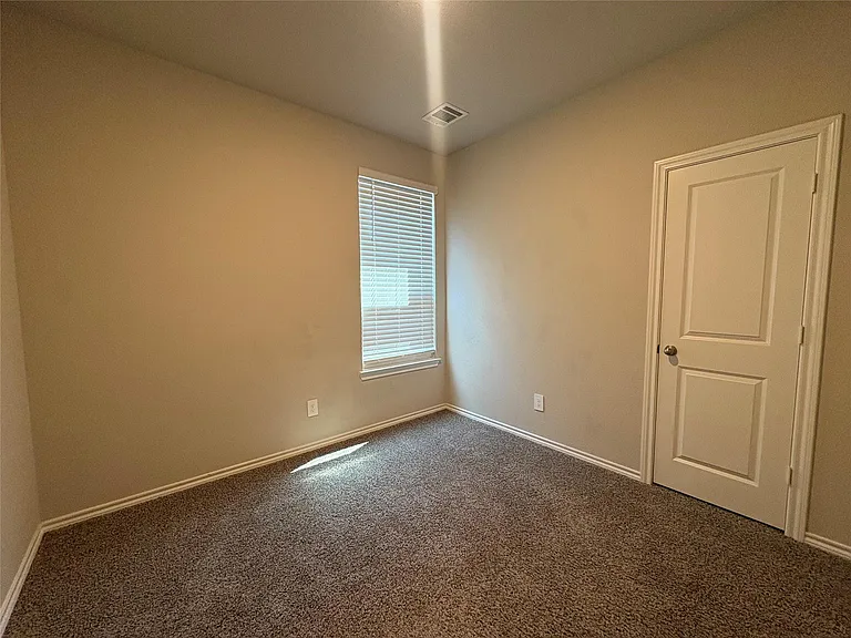 3222 Hampton Dr — Photo 4