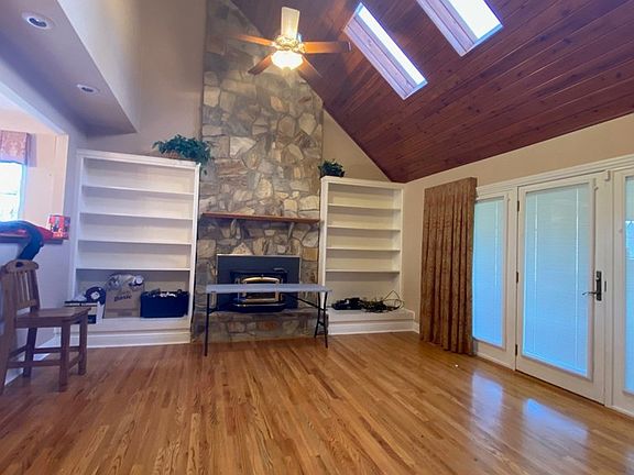 4th image of 475 Woodland Hls