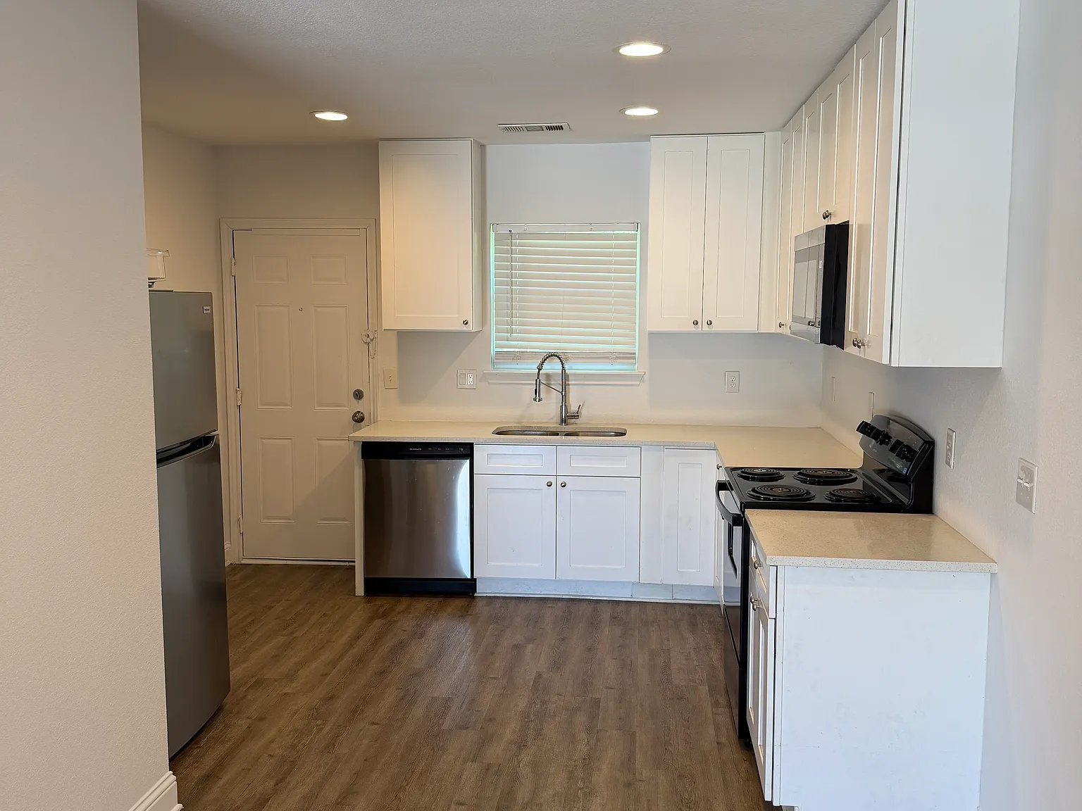 2 bed, 900 sqft, $1,595 — Photo 3