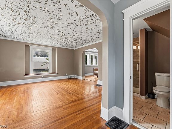 4th image of 384 Bank St