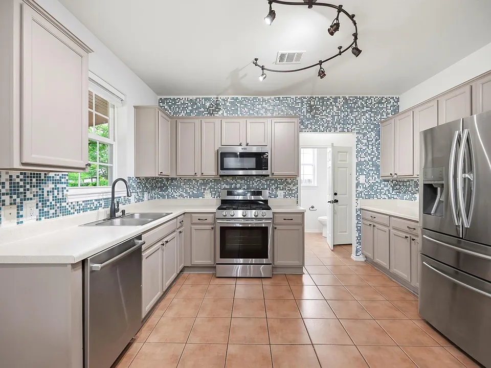 1136 Beechwood Dr