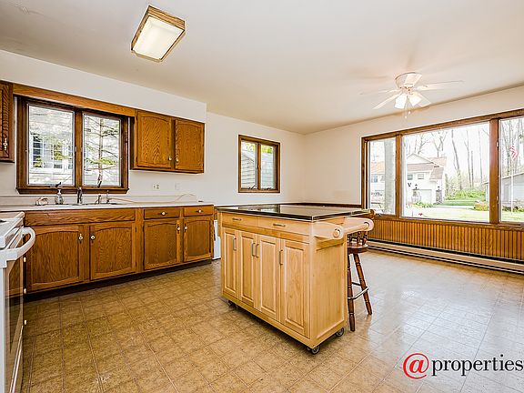 Kitchen / Breakfast Room