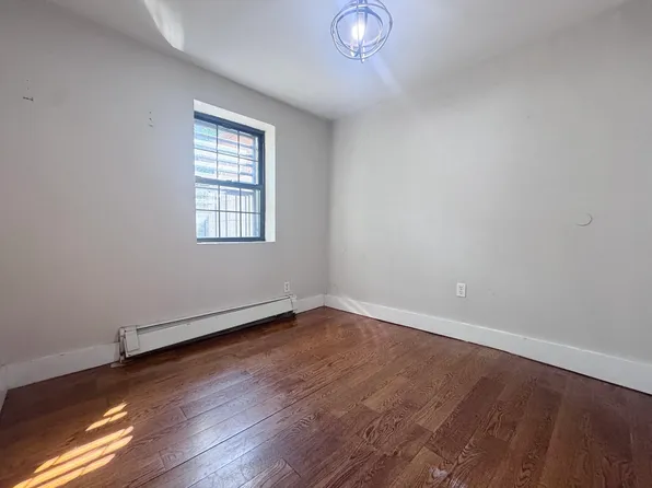 330 Evergreen Avenue 1R image 3 of 8