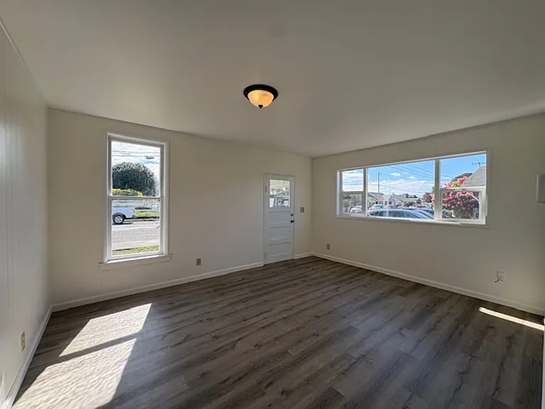 301 S G St — Photo 2