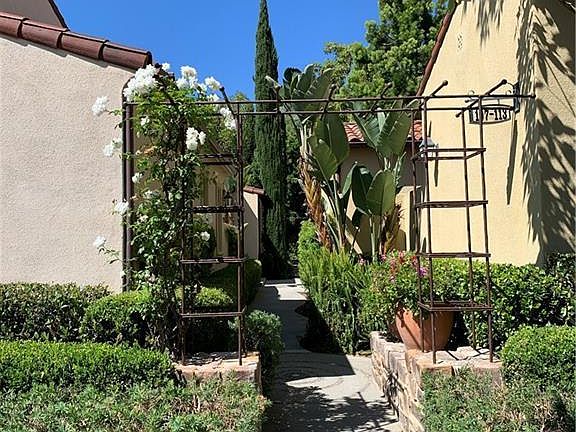 3rd image of 107 Canyoncrest
