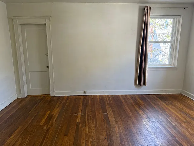 Bedroom. Left is EMERG-Door. The Bedroom closet door is at left back side.