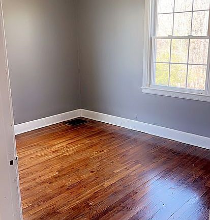 3rd image of 142 Ann St