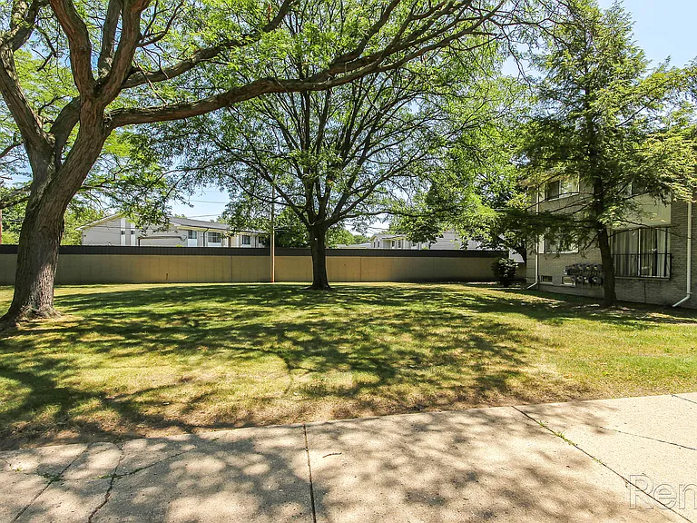 Redford Manor Apartments — Photo 10
