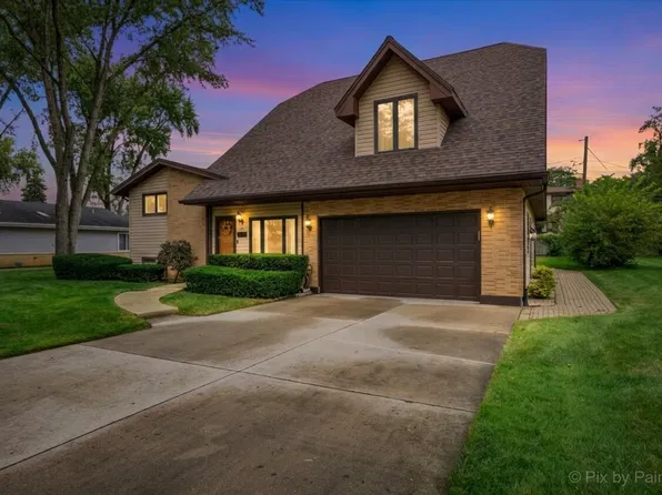24 W Devon Ave, Roselle, IL 60172