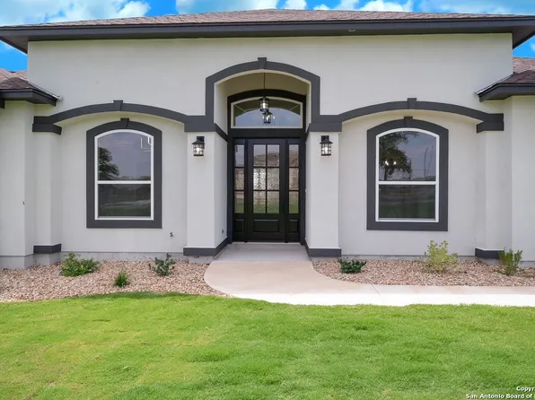 100 Summer Meadow Dr, La Vernia, TX 78121