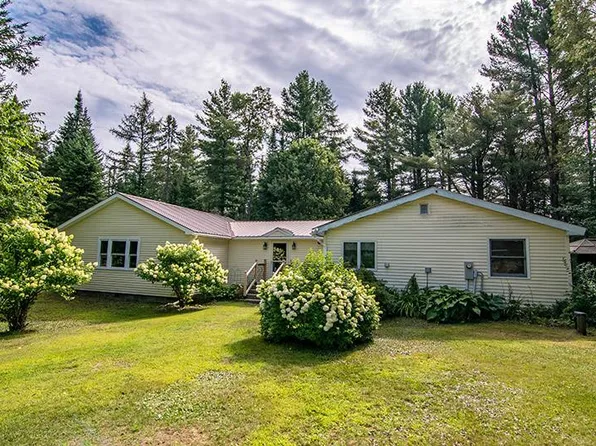 49 Stove Pipe Aly, Childwold, NY 12922