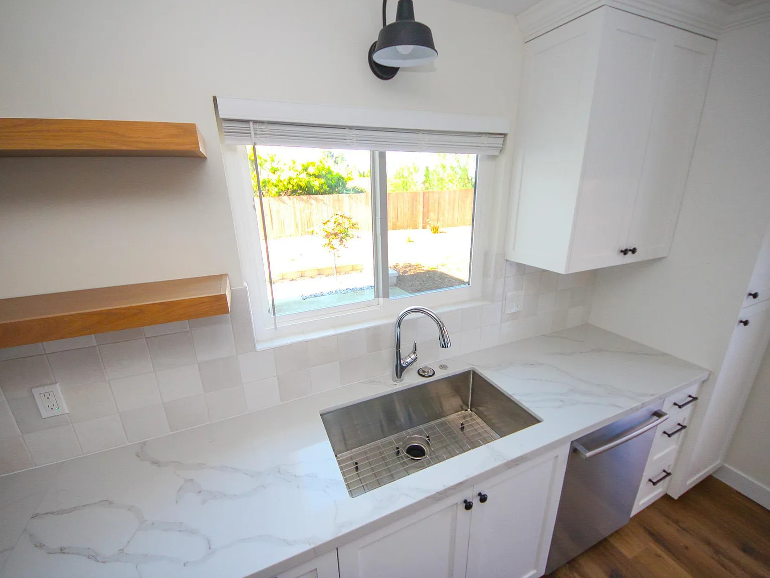 1550 Sunrise Cir — Photo 2