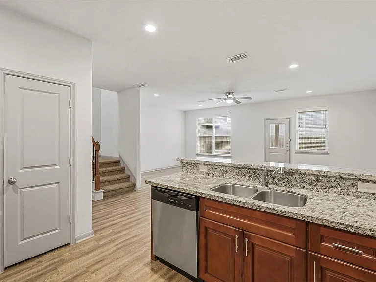 634 Magnolia Bnd — Photo 3