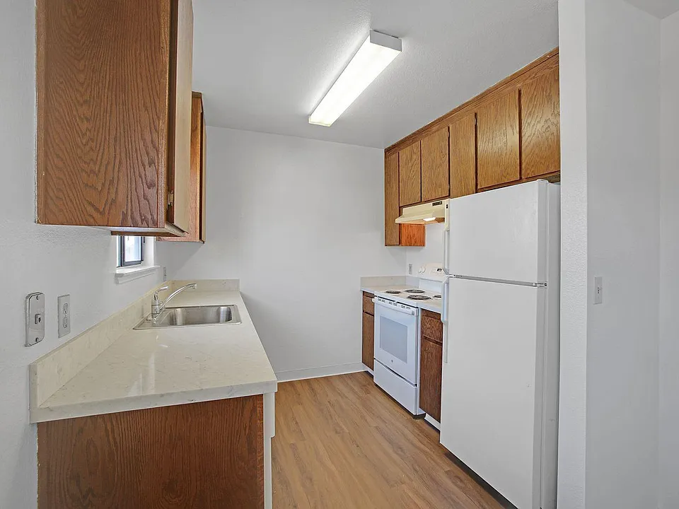 1572 Mono Ave #20