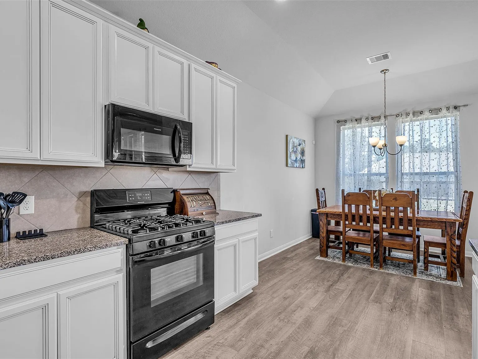 3 bed, 2.0 bath, 1460 sqft, $1,925 — Photo 3