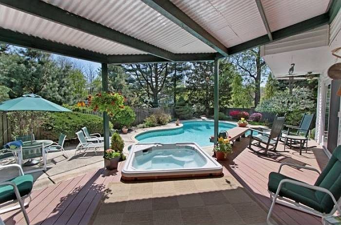 Porch with spa
