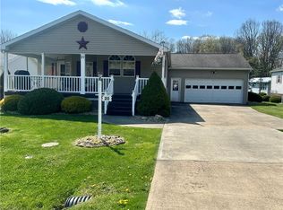 20 Stoneridge Ln, Grove City, PA 16127