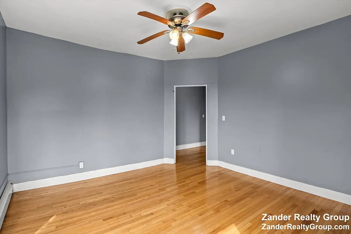 3 bed, 1.0 bath, 1300 sqft, $3,000 — Photo 2
