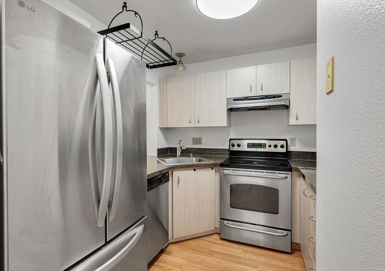 2 level condo, 3 decks, Stainless Appliances, 2 parking spots, Water, sewer, garbage included! — Photo 3