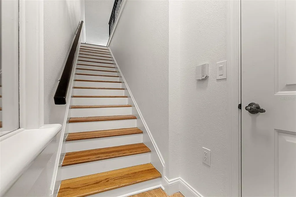 2 bed, 2.0 bath, 1183 sqft, $4,195 — Photo 2
