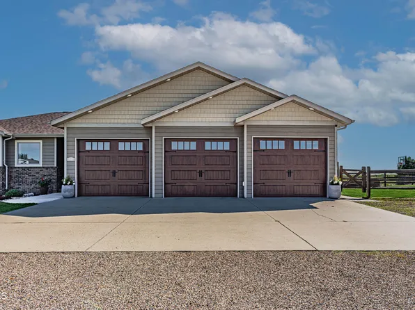 7321 Scenic Hills Rd, Bismarck, ND 58503